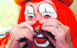 美国95岁男子被评为全球最老小丑 从艺80年(图)