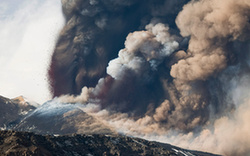 意大利埃特納火山再次噴發 熔岩迸發甚是壯觀