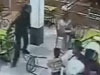监控拍下印尼200人飞车党抢劫杀人