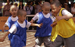 韓國小童寺院玩足球 像模像樣萌翻全場