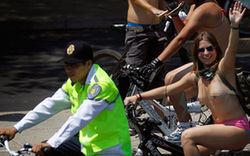 墨西哥民眾“裸騎”倡導自行車綠色出行