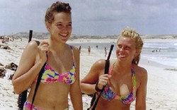 以色列女兵逛海滩枪不离身(组图)