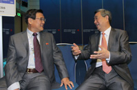 李从军与朝中社社长金炳浩亲切交谈