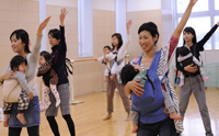 組圖：日本“潮”媽背著寶寶跳桑巴