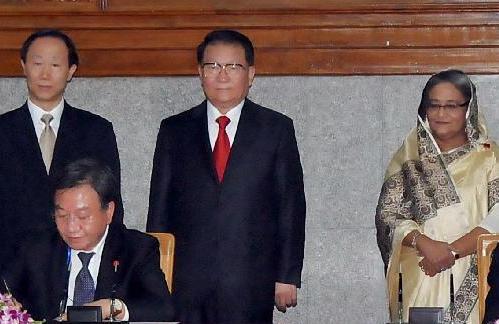 李长春和孟加拉国总理哈西娜共同出席两国政府有关文件签字仪式