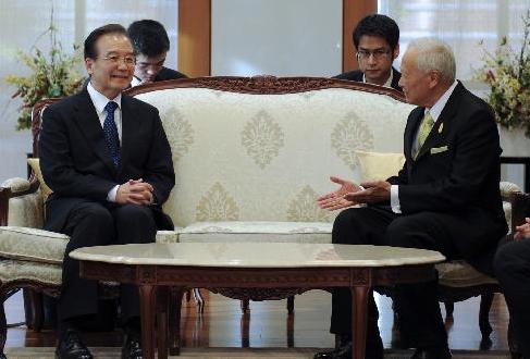 温家宝会见泰国枢密院主席炳&middot;廷素拉暖