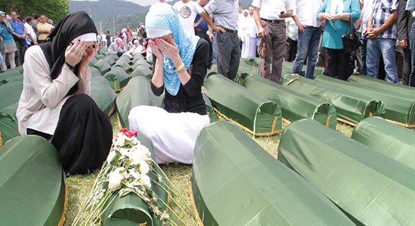 波黑纪念斯雷布雷尼察大屠杀18周年(高清组图