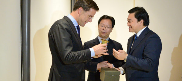 新華網總裁田舒斌向荷蘭首相馬克·呂特贈送禮物