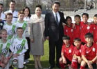 习近平看望在德国训练的中国足球少年