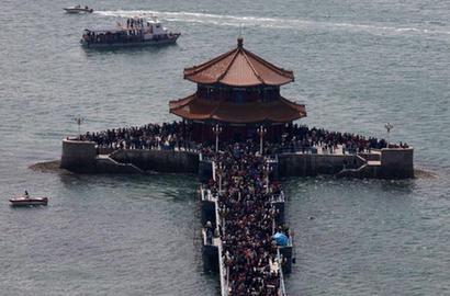 &ldquo;五一&rdquo;知名景点爆棚 再现人挤人 如厕难