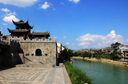 美景出美图 晴空下的古城