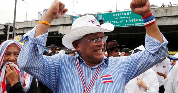 泰国法院解除总理英拉职务 反政府示威者欢呼庆祝