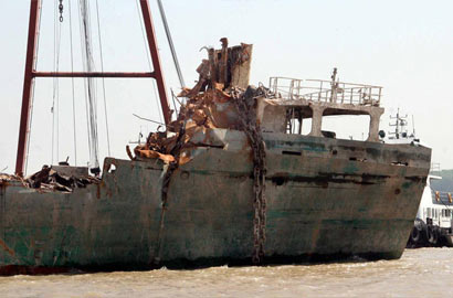 货轮撞南京长江大桥沉没一年后打捞出水