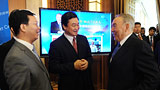 哈萨克斯坦总统纳扎尔巴耶夫来到访谈现场