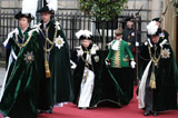 英国女王亲授蓟花勋章 王室成员穿传统礼服出席（组图）