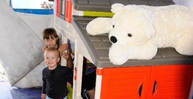 探访俄乌边境难民安置点 每个帐篷内14张床（组图）