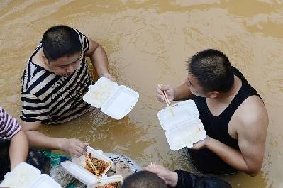 抢险人员争分夺秒堵缺口 泥水中吃饭