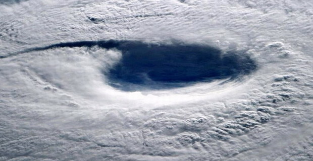 航拍强台风“浣熊”震撼台风眼(高清)