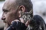 乌危机中温情一幕：武装人员与小猫一起站岗