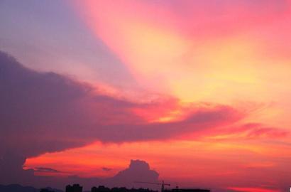 江西遂川晚霞似火 &ldquo;烧&rdquo;红天空