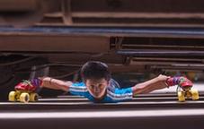 印度6岁男童玩极限溜冰 29秒横穿39辆车底