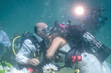 你问我爱你有多深？美国夫妇在三十英尺水下成婚【高清组图】