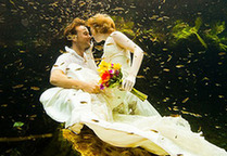 英国夫妇环游世界举办66场婚礼