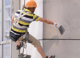 天降菜刀直插楼盘外墙 &ldquo;蜘蛛人&rdquo;紧急取刀