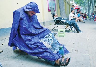 郑州市区小学新生入学报名 家长彻夜排队