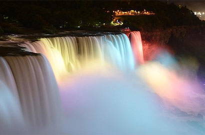 尼亚加拉大瀑布出现彩虹