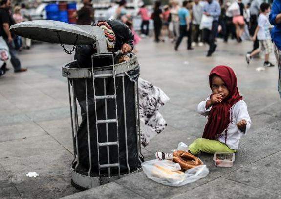 叙利亚难民逃至土耳其 一名女童吃垃圾维生