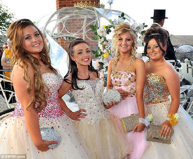 英国高中毕业舞会走奢侈风 悍马直升机助阵