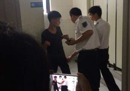 男子赤脚藏女厕所内偷窥 被逮后称&ldquo;在解手&rdquo;