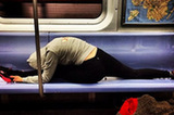 纽约客流行地铁里练瑜伽 姑娘大叔齐劈叉(组图)