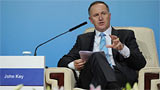新西蘭總理約翰·基在“全球金融”峰會討論中發言