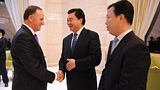 新华网总裁田舒斌与新西兰总理约翰·基握手
