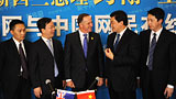新西兰总理约翰·基与新华网总裁田舒斌在访谈现场交谈