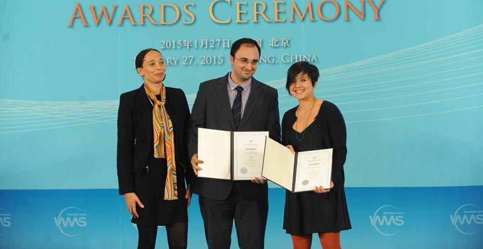 约莉萨&middot;法赫莱女士为新媒体报道奖提名者颁奖