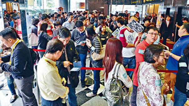 香港将军澳新盘热 看楼客大排长龙