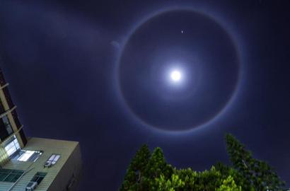 福建平潭夜空现罕见&ldquo;月晕&rdquo;奇观 美轮美奂