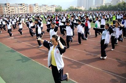 四川达州4000中学生齐跳&ldquo;小苹果&rdquo;
