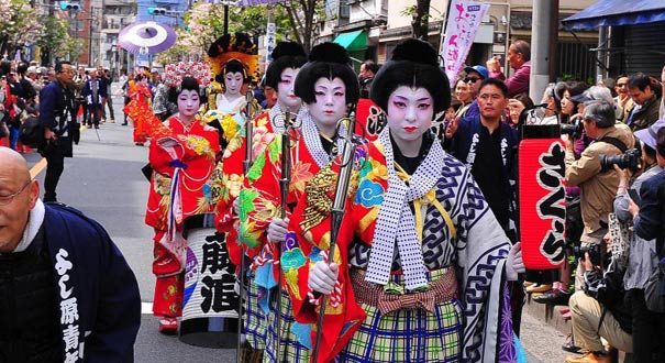 东京老街再现旧时“花魁巡游”情形（高清组图）