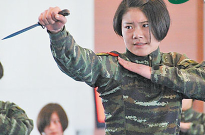 网友参观猎鹰突击队 女队员演示匕首格斗