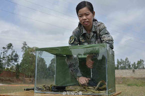 解放军女特种兵残酷训练曝光：蛇群中取枪