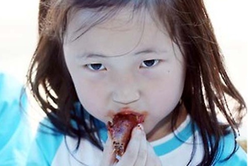 韩国儿童品尝朝鲜人气食品 称赞“好吃”