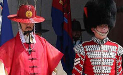 英国皇家卫队在韩国故宫“站岗” 游客争相合影
