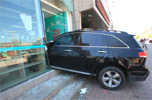 豪车撞进药店 车主店内锁车&ldquo;不挪窝&rdquo;