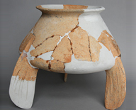 钱山漾文化典型陶器 鱼鳍形足鼎