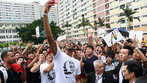 NBA&ldquo;浓眉哥&rdquo;安东尼&middot;戴维斯访港 伸手就是自拍杆