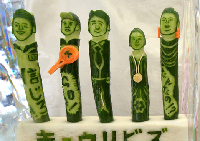 日本环保度夏妙招 安倍被雕成黄瓜冻成冰（高清组图）